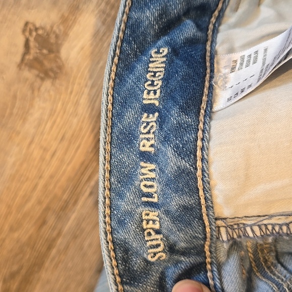 AMERICAN EAGLE | Bleach Pattern Denim Super Low Rise Denim Jeans | Size 4 - Picture 9 of 10